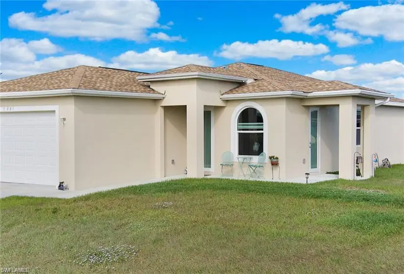 View of front facade with a garage and a front yard